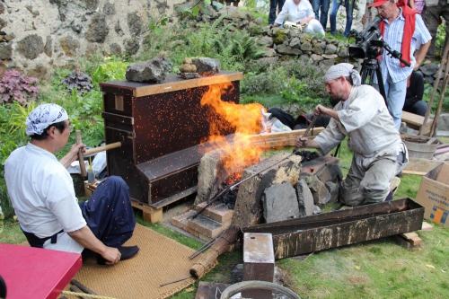 forge,forgeron,japon,japonais,aveyron,sabre,lame,couteau,katana,tanto,kendo,art,acier,fer,culture,bas fourneau,tatara,tamahagane,k12,polissage,gravure,midi pyrénées,musée,arles,tsuba,foureau,science,technique,brique,minerai,coutelier,rodez,bozouls,sauclières,aito,naginata,domaine de gaillac,démonstration,association k12,pierre nadeau,sotaro matsumura,sumihira manabe,mali irie,mottais,exposition,montrozier,ségur,capdenac,arts martiaux,dominique bargiel